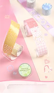 Dettaglio di nastro washi fustellato con motivi a cuore e stella pastello per il fai da te