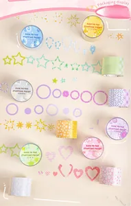 Dettaglio di un set di nastri washi con motivi a cuore e stella per decorazioni fai-da-te