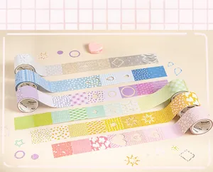 Dettaglio di nastri adesivi washi decorativi con motivi geometrici e design traforati