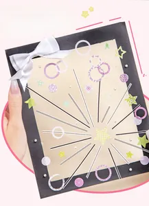 Dettaglio di adesivi decorativi fai-da-te con cerchi e stelle geometriche su carta