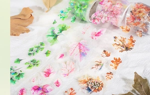 Detail von PET-Klebeband mit Herbstlaub-Motiv und irisierendem Perlglanz-Finish