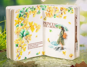 Makro-Detail von gelben Ginkgoblatt-Stickern und Mädchen mit Schirm im Punktjournal