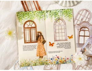 Vista dettagliata della carta vintage per scrapbooking con ragazze, finestre e farfalle