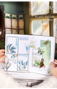 Detalle macro de pegatinas botánicas de hierba pampa en un cuaderno de cuadrícula