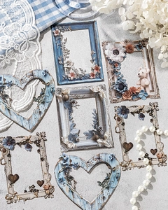 Détail de cadres photo adhésifs gaufrés vintage avec fleurs en tissu et nœuds