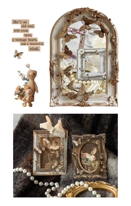 Détail de cadres vintage avec ornements de papillons 3D et finition antique pour décor