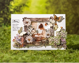 Détail d'une carte de collage vintage avec des fleurs, papillons et cadres en bois décoratifs
