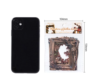 Détail de stickers vintage gaufrés mesurant 104x134mm à côté d'un téléphone mobile