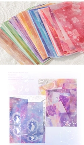 Nahaufnahme von lichtdurchlässigem Aquarell-Scrapbook-Papier mit Blumen- und Sternmotiven