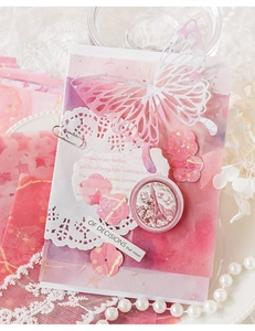 Nahaufnahme von rosa Aquarell-Bastelpapier mit hohlem Schmetterling und Wachssiegel