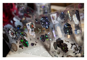 Détail du ruban PET Rose Island avec finition nacrée et motifs de roses et papillons