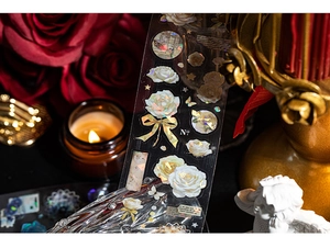Gros plan sur ruban PET décoratif avec roses et papillons dorés à effet laser