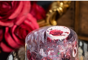 Macro de ruban PET série Aurora avec des motifs de fleurs de roses rouges vintage