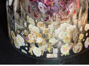 Détail du ruban PET Rose Island avec finition Shell Light et motifs floraux vintage