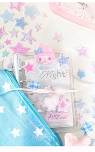 Detailaufnahme von süßer My Melody Planer Dekoration mit flauschigen Sternaufklebern