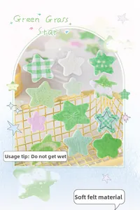 Nahaufnahme süßer grüner Filzsterne-Sticker mit weicher Stofftextur für DIY-Bastelarbeiten