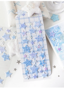 Nahaufnahme süßer 3D Filzstern-Aufkleber in Blau und Violett für DIY-Scrapbooking