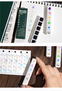 Dettaglio di un set di timbri DIY con icone lifestyle su una pagina di un diario