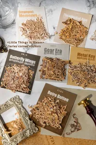 Dettaglio macro di adesivi angolari in rame steampunk con motivi a ingranaggi e farfalle