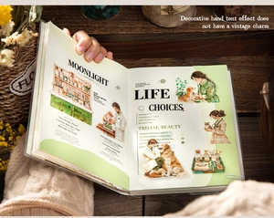 Dettaglio macro di adesivi PET retrò con animali e professioni per scrapbooking fai-da-te