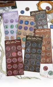 Nahaufnahme der Vintage Time Letter Serie Wachssiegel-Aufkleber mit Retro-Reliefmustern