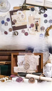 Nahaufnahme von Vintage DIY Scrapbook Set mit Wachssiegeln, Retro Aufklebern und Papier