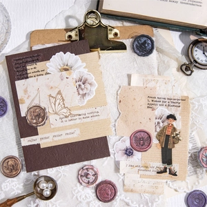 Vintage Scrapbook Set mit Aufklebern und Deko-Karten auf weißer Spitzendecke