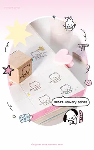 Dettaglio timbro in legno orsetto carino serie consegna cuore per decorazione diario