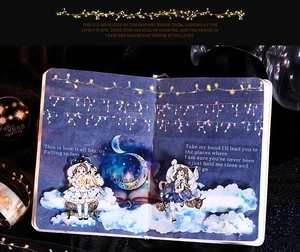 Dettaglio macro del nastro PET decorativo con stelle celesti e illustrazioni sognanti