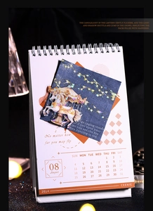 Dettaglio del calendario da tavolo agosto 2024 con arte carosello e rilegatura a spirale