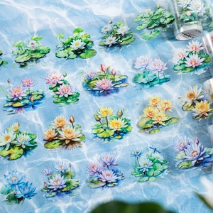 Ruban adhésif PET décoratif avec motifs de nénuphars et fleurs de lotus sur fond aquatique