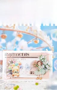 Dettaglio di adesivi PET fai-da-te con ragazze floreali, orsi e tulipani su cartoncino bianco