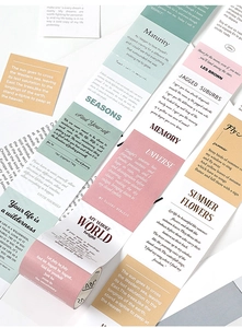 Dettaglio del nastro washi colori Morandi con citazioni inglesi per decorazione diario