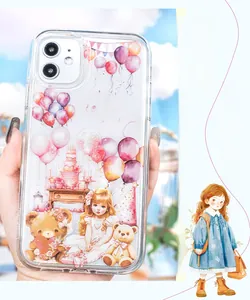 Dettaglio dell'illustrazione con orsetto e Happy Birthday su cover viola per telefono