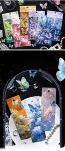 Macrodetail van vergulde vlinderstickers met Jadeite Dance en Blazing Butterfly thema's