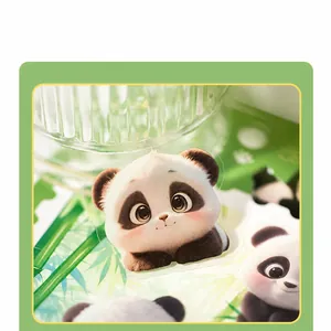 Vista detallada de lindos adhesivos de PET de panda en un vaso con elementos de bambú