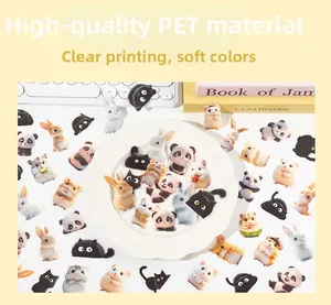 Detalle macro de pegatinas PET de animales lindos con impresión clara y tonos suaves