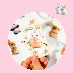 Primer plano de pegatinas transparentes de PET con animales adorables como pandas y conejos