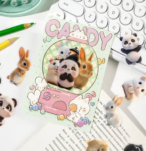 Detalle macro de lindos adhesivos PET de animales sobre escritorio con ilustración