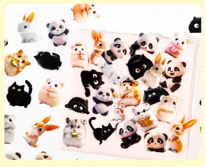 Primer plano de lindas pegatinas de animales de PET para scrapbooking y manualidades DIY