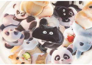 Detalle macro de pegatinas PET de animales lindos con pandas y gatos en bandeja