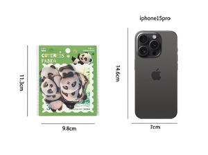 Comparativa de tamaño de pegatinas de panda junto a un iPhone 15 Pro como escala