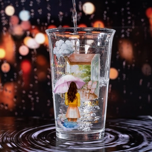 Tazza artistica in vetro a tema pioggia con illustrazione di ragazza e getto d'acqua