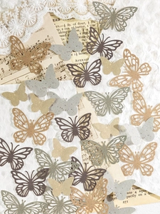 Vue détaillée de papillons en papier vintage sur partition de musique et dentelle