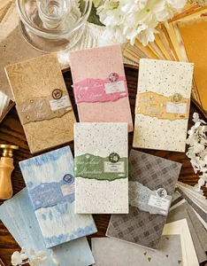 Vista macro de hojas de papel kraft vintage texturizadas con grano natural para manualidades