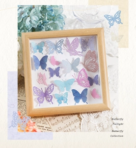 Détails de papillons en papier ajouré vintage dans un cadre en bois clair