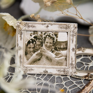 Vintage Baroque hollow relief picture frame with nostalgic ivory finish and 10pcs paper cards