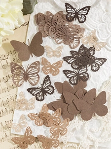 Vue détaillée de découpes de papillons vintage en papier pour décoration scrapbooking