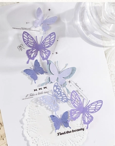 Vue macro d'autocollants papillons violets avec des découpes en dentelle très complexes