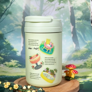 Termo de acero inoxidable verde menta con ilustraciones de jardín en ambiente forestal